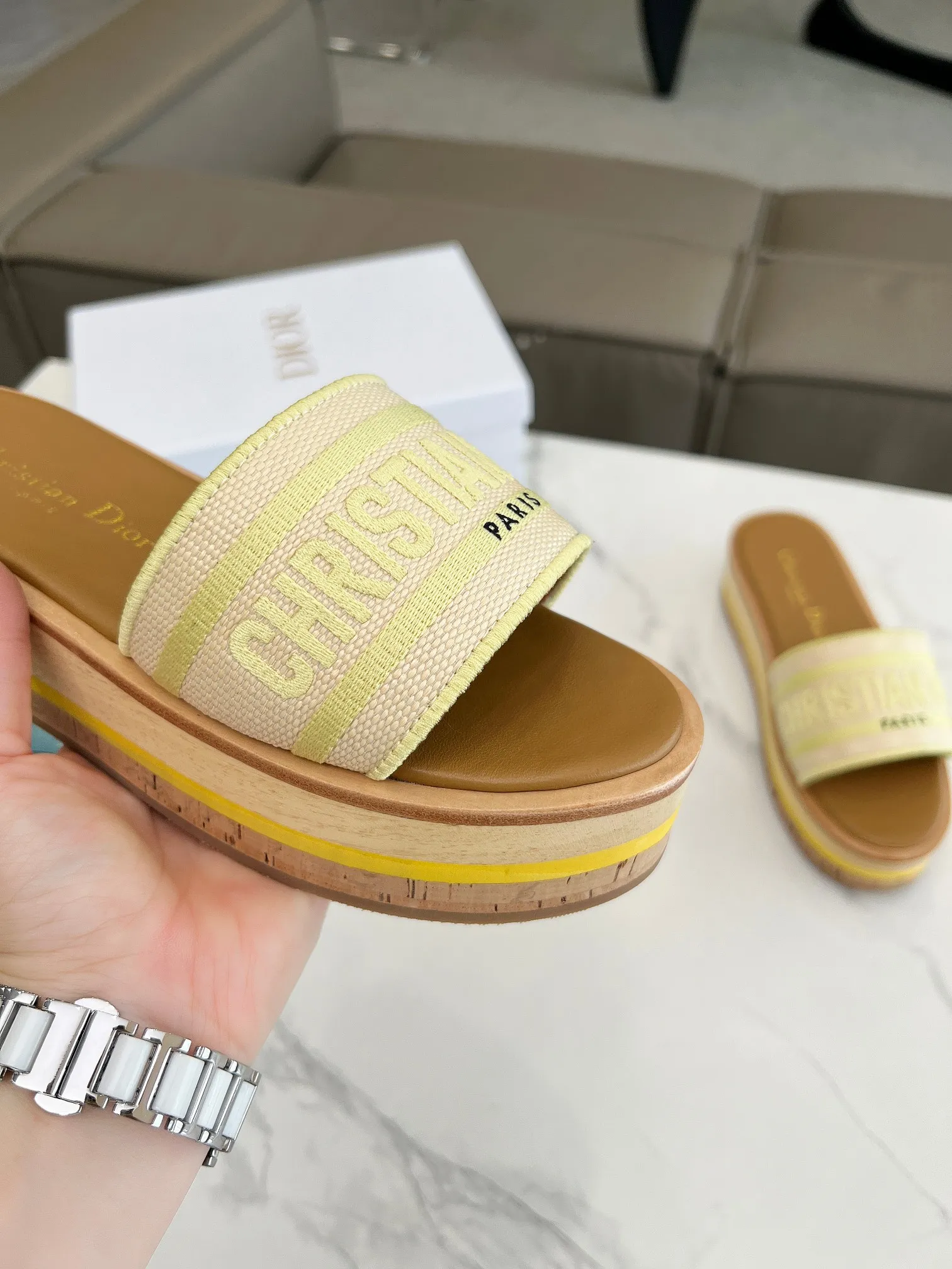 👟👟Ex-factory price 420👟👟 Dior's new spring and summer IVIETA DWAY jelly-colored flat-soled one-slip women's shoes with CD letter logo three-dimensional embroidery thick-soled round-toe open-toe slippers. The original version is developed to be the top version on the market. It feels soft and delicate on the feet and is extremely comfortable. Material: Upper imported raffia electric embroidery high-temperature water-soluble cotton technical fabric + water-dyed cowhide foot pad lining + original consistent combination outsole Outsole: original outsole Size: 35-42 (40.41.42 custom-made, non-refundable and non-exchangeable)